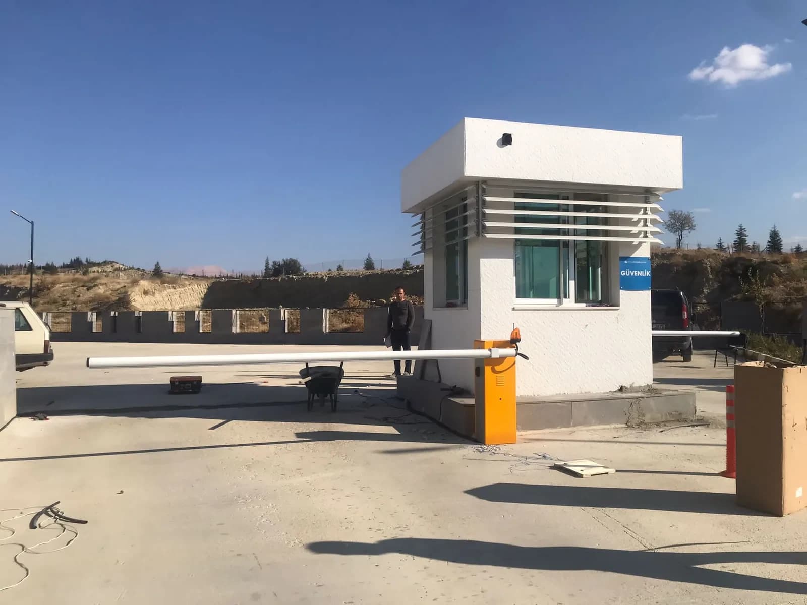 Kontrol Kulübeli Saha Girişi