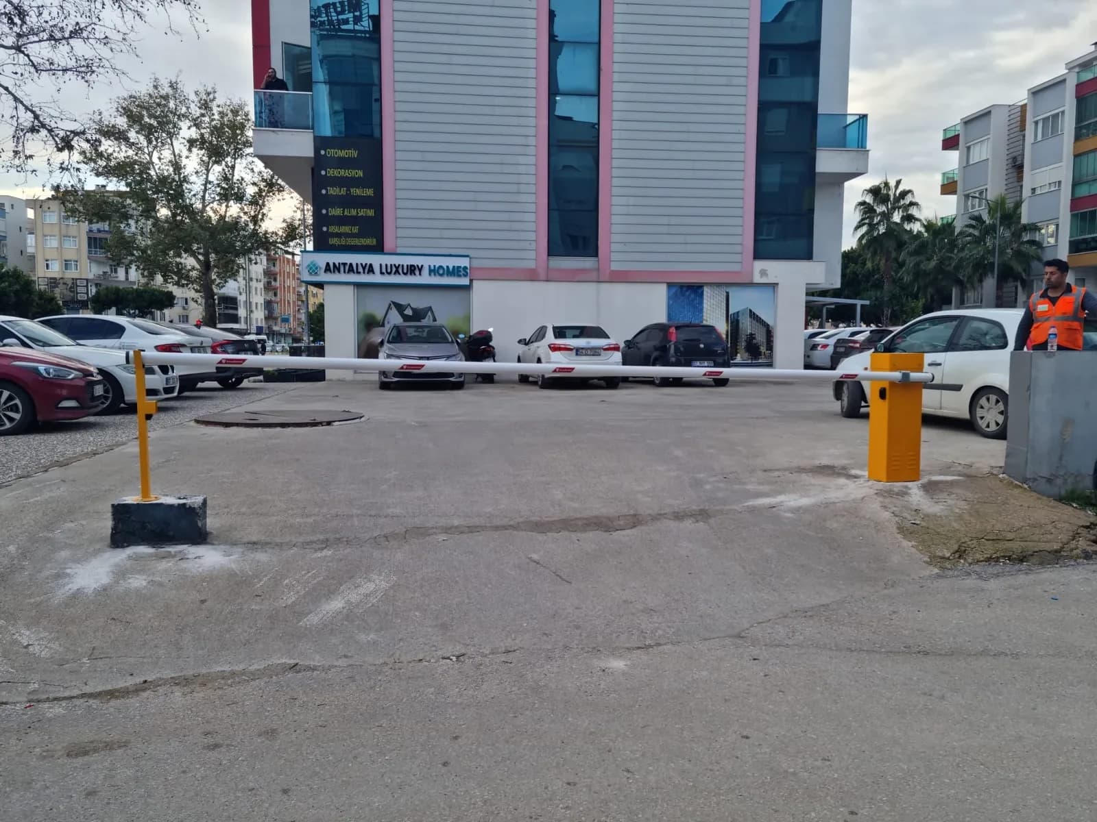 Ofis Binası Otopark Girişi