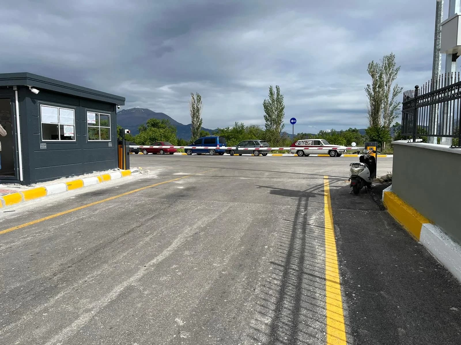 Tesis Otoparkı Girişi