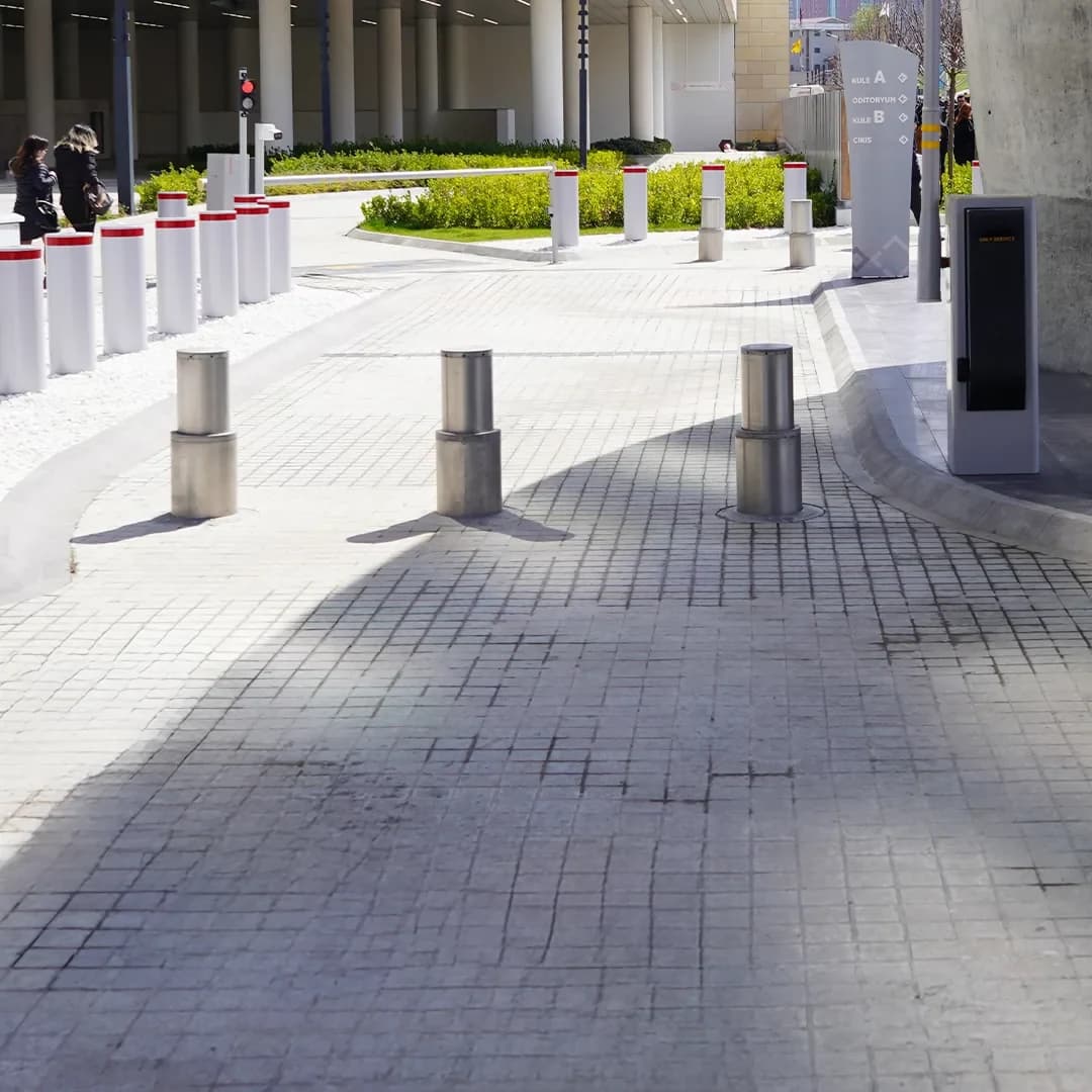 Plaza Önü Mantar Bariyer Hattı